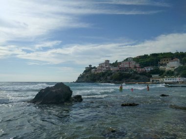 Castiglioncello Beach'te güneşli bir gün. İnsanlar banyo. Toskana, İtalya.