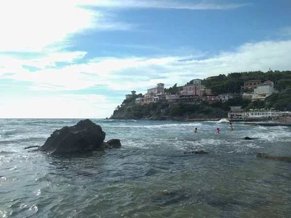 卡斯蒂格利翁海滩在一个阳光明媚的日子。人们都在洗澡。意大利托斯卡纳. — 图库照片