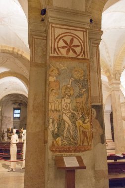 Antik duvar frescoe Battesimo di Gesu alt kilise San Fermo Maggiore Verona, Veneto, İtalya.