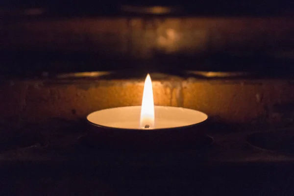 Işıklı tealight mum yakın çekim. Yanan Mum.