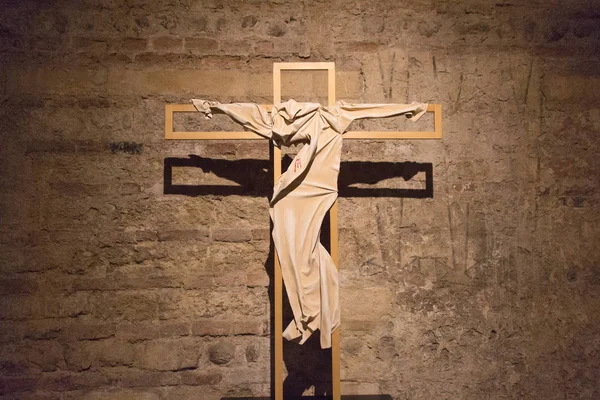 Krucifix od Waltera Pancheri, Verona, Veneto, Itálie. — Stock fotografie