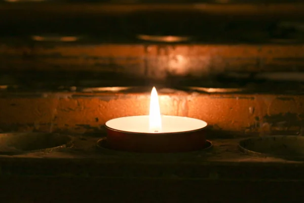 Işıklı tealight mum yakın çekim. Yanan Mum.