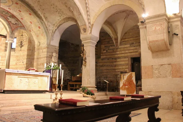 Vista interior de la iglesia inferior San Fermo Maggiore en Verona, Véneto, Italia . — Foto de Stock