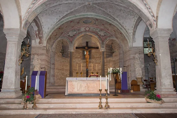 Altar de la iglesia inferior San Fermo Maggiore en Verona, Véneto, Italia . — Foto de Stock