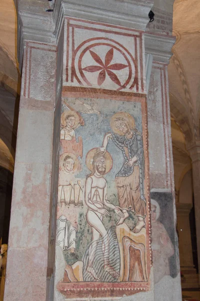 Muro antigo fresco Battesimo di Gesu na igreja inferior San Fermo Maggiore em Verona, Veneto, Itália . — Fotografia de Stock