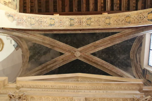 Потолок в часовне Алигьери верхней церкви Сан-Фермо-Маджоре в Вероне, Венето, Италия . — стоковое фото