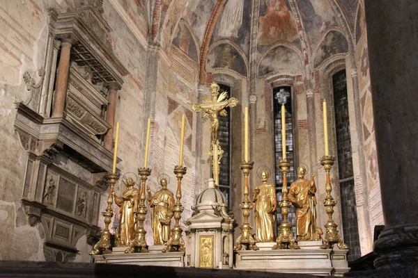 Altar of the upper church San Fermo Maggiore in Verona, Veneto, Italy. — Stock Photo, Image