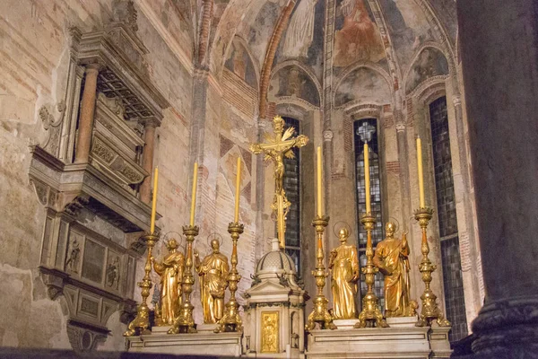 Altar de la iglesia superior San Fermo Maggiore en Verona, Véneto, Italia . — Foto de Stock