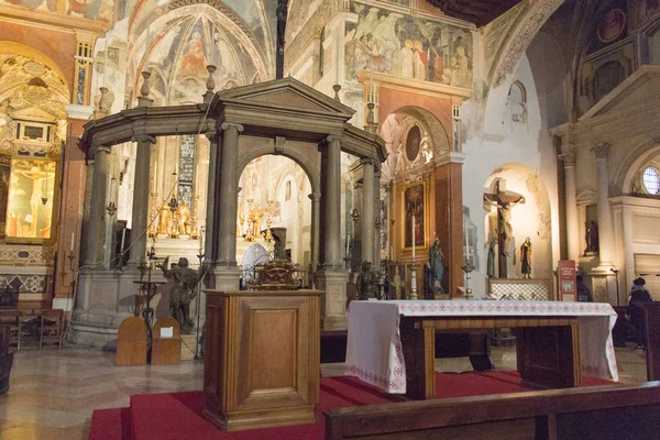 Altar de la iglesia superior San Fermo Maggiore en Verona, Véneto, Italia . — Foto de Stock