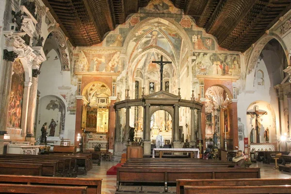 Interior de la iglesia superior San Fermo Maggiore en Verona, Véneto, Italia . — Foto de Stock