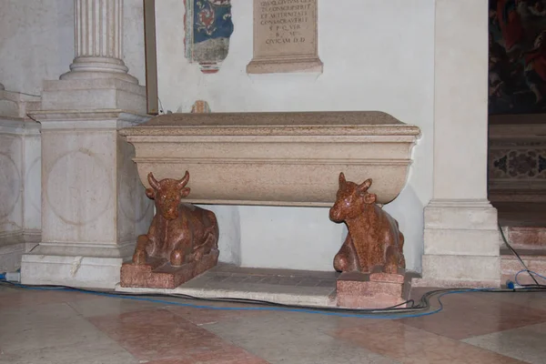 Oltár Torello Saraina a felső templom San Fermo Maggiore Verona, Veneto, Olaszország. — Stock Fotó