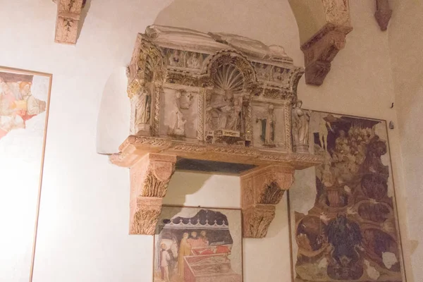 Akasztás a sírja Barnaba da Morano a felső templom San Fermo Maggiore Verona, Veneto, Olaszország. — Stock Fotó