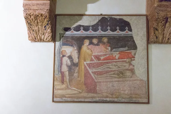 Antike fresken zeigen drei könige mit den drei toten von martino da verona in der oberen kirche san fermo maggiore in verona, veneto, italien. — Stockfoto