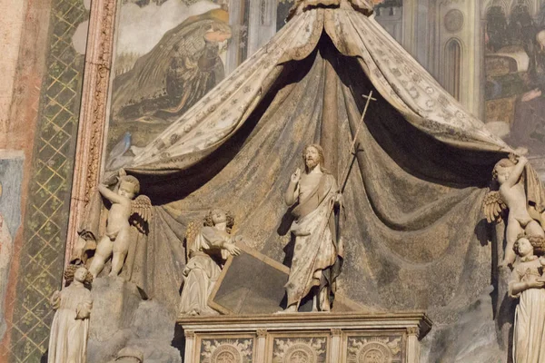 Vue détaillée du mausolée de Brenzoni par le Florentin Nanni di Bartolo dans l'église supérieure San Fermo Maggiore, Vérone, Italie . — Photo