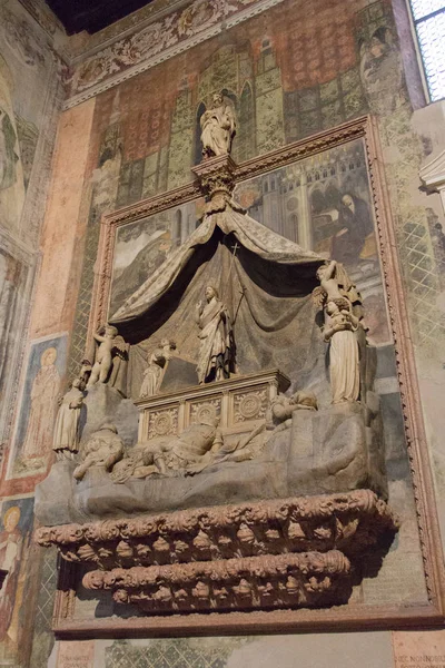 Brenzoni Türbesi üst kilise San Fermo Maggiore, Verona, İtalya. — Stok fotoğraf