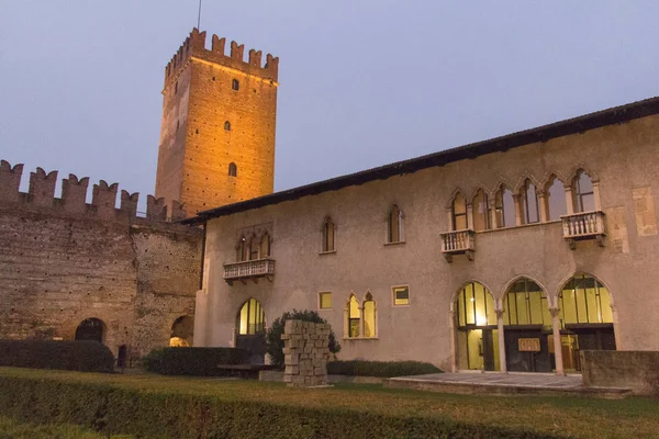 Patio interior de Castelvecchio por la noche, Verona, Italia . —  Fotos de Stock