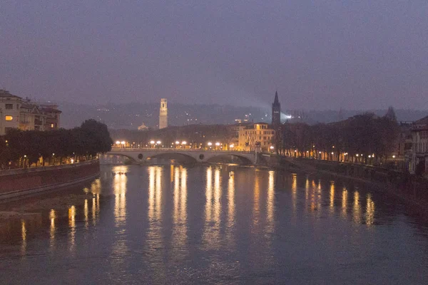 Blick von der Castel Vecchio Brücke auf den Fluss und das Stadtbild bei Nacht, Verona, Italien. — Stockfoto