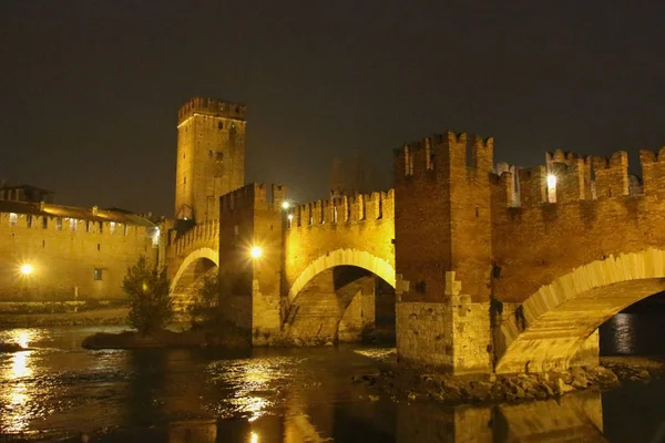 Castel Vecchio bridge or scaliger bridge at night, Verona, Italy. — Stock Photo, Image