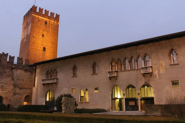 Patio interior de Castelvecchio por la noche, Verona, Italia . —  Fotos de Stock