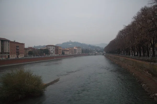 Řeky Adige ve Veroně v deštivý den, Veneto, Itálie. — Stock fotografie