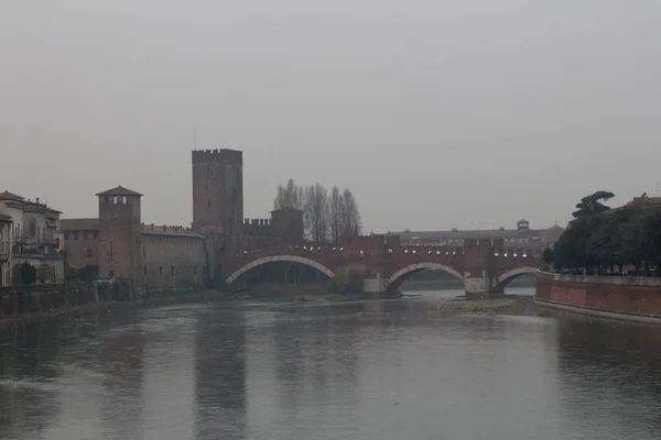 Castel Vecchio most na deštivý den, Verona, Itálie. — Stock fotografie