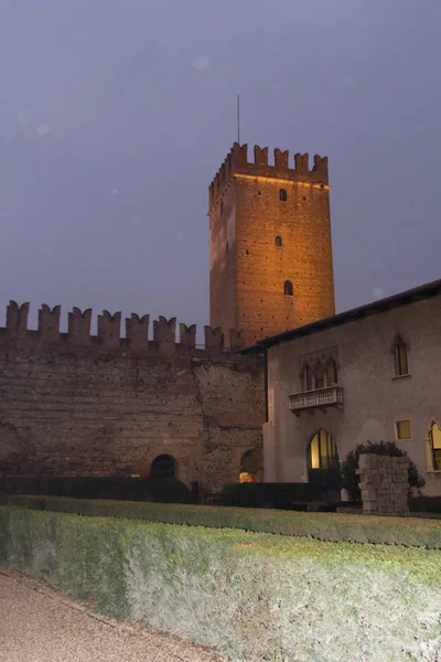 Cantiere interno di Castelvecchio di notte, Verona, Italia . — Foto Stock