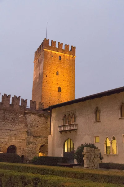 Patio interior de Castelvecchio por la noche, Verona, Italia . —  Fotos de Stock