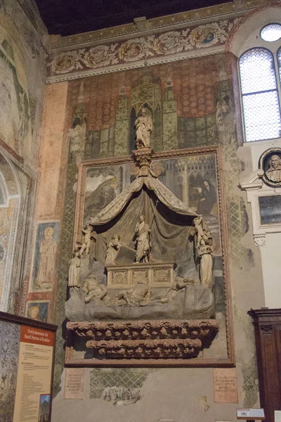 O Mausoléu Brenzoni pelo florentino Nanni di Bartolo na igreja superior San Fermo Maggiore, Verona, Itália . — Fotografia de Stock
