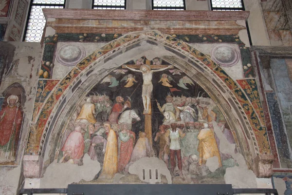 O Crucifixo de Turone di Maxio na igreja superior San Fermo Maggiore, Verona, Itália . — Fotografia de Stock