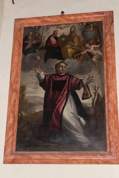 El retablo de los Santos Fermo y Rústico de Antonio Elenetti en San Bernardo Capilla de la iglesia superior San Fermo Maggiore en Verona, Véneto, Italia . — Foto de Stock