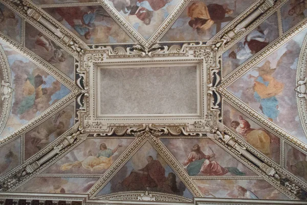 Stropní fresky v horním kostele San Fermo Maggiore v, Verona, Itálie. — Stock fotografie