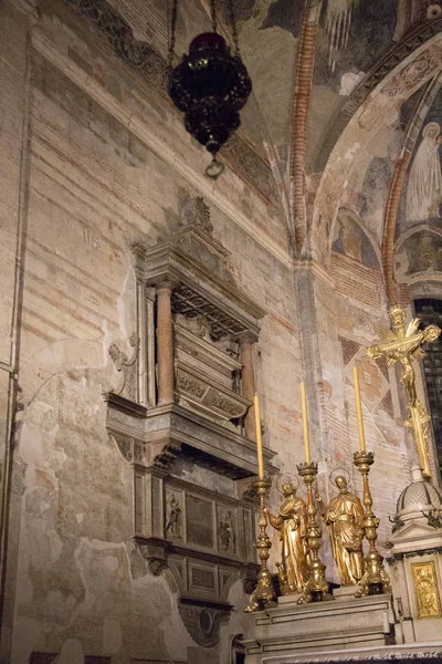 Vista interior cerca del altar en la iglesia superior San Fermo Maggiore en Verona, Véneto, Italia . — Foto de Stock