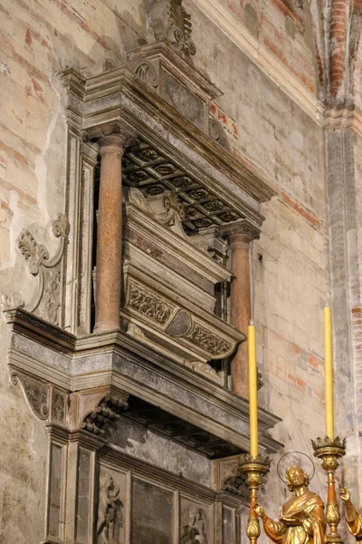 Vista interior cerca del altar en la iglesia superior San Fermo Maggiore en Verona, Véneto, Italia . — Foto de Stock