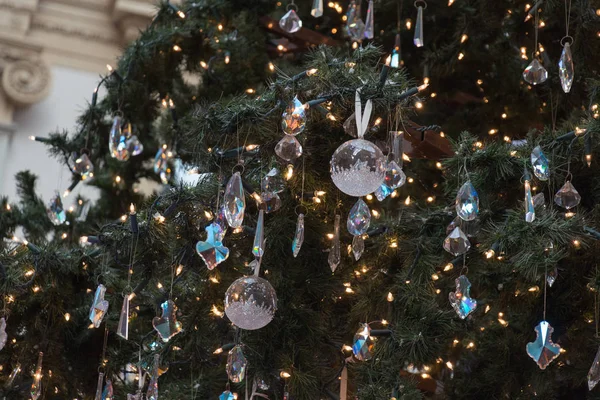Primer plano del árbol de Navidad. Luz y decoración de Año Nuevo. Fondo festivo . —  Fotos de Stock