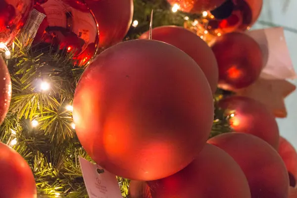 Decoración de Navidad y Año Nuevo. Primer plano de adornos rojos en un árbol de Navidad o Año Nuevo . —  Fotos de Stock