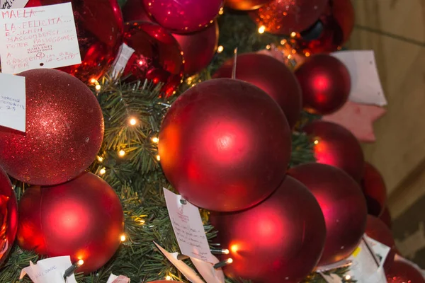 Новорічні та різдвяні прикраси. Крупним планом червоний дрібнички на Різдво або новий рік дерев. — стокове фото