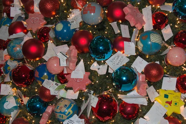 Decoración de Navidad y Año Nuevo. Coloridos adornos en un árbol de Navidad . —  Fotos de Stock