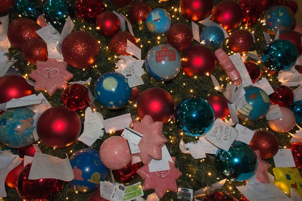 Decoración de Navidad y Año Nuevo. Coloridos adornos en un árbol de Navidad . —  Fotos de Stock