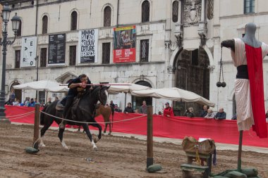 Geleneksel şövalye turnuva Caterina Cornaro kutlamaları, şehre, Brescia, Lombardiya, İtalya Ortaçağ Festivali geliyor.