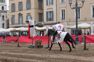 Geleneksel şövalye turnuva Caterina Cornaro kutlamaları, şehre, Brescia, Lombardiya, İtalya Ortaçağ Festivali geliyor.