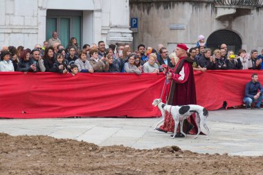 Geleneksel geçit töreninde Caterina Cornaro festivaller şehre, Brescia, Lombardiya, İtalya Ortaçağ Festivali geliyor.