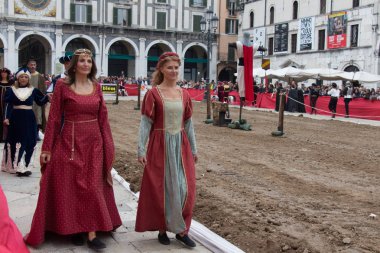 Geleneksel geçit töreninde Caterina Cornaro festivaller şehre, Brescia, Lombardiya, İtalya Ortaçağ Festivali geliyor.