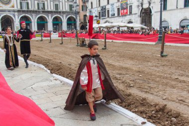 Geleneksel geçit töreninde Caterina Cornaro festivaller şehre, Brescia, Lombardiya, İtalya Ortaçağ Festivali geliyor.
