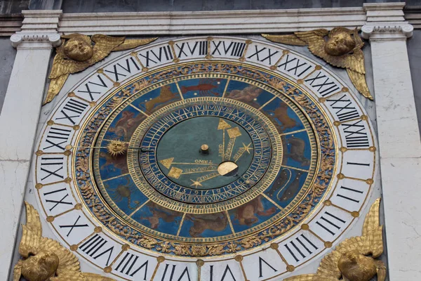 Saat Kulesi ile tarihsel Astronomik Saat'in Piazza sundurma, Brescia, Lombardiya, İtalya. — Stok fotoğraf