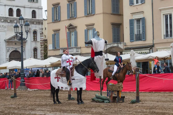 Geleneksel şövalye turnuva Caterina Cornaro kutlamaları, şehre, Brescia, Lombardiya, İtalya Ortaçağ Festivali geliyor.