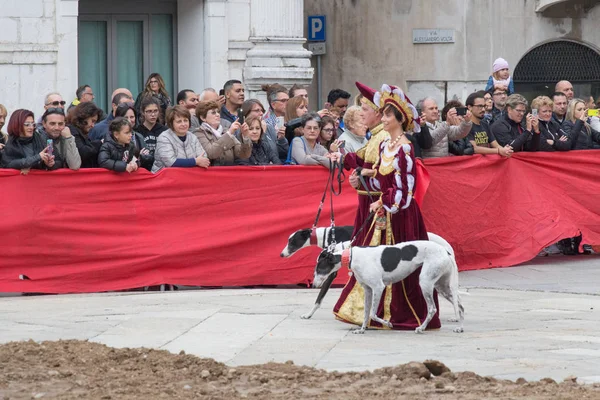 Традиционный парад на празднествах Катерины Корнаро приезжает в город, средневековый фестиваль в Брешиа, Ломбардия, Италия . — стоковое фото