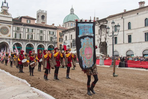Geleneksel geçit töreninde Caterina Cornaro festivaller şehre, Brescia, Lombardiya, İtalya Ortaçağ Festivali geliyor.