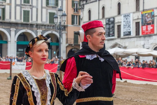 Geleneksel geçit töreninde Caterina Cornaro festivaller şehre, Brescia, Lombardiya, İtalya Ortaçağ Festivali geliyor.