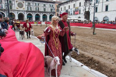 Geleneksel geçit töreninde Caterina Cornaro festivaller şehre, Brescia, Lombardiya, İtalya Ortaçağ Festivali geliyor.