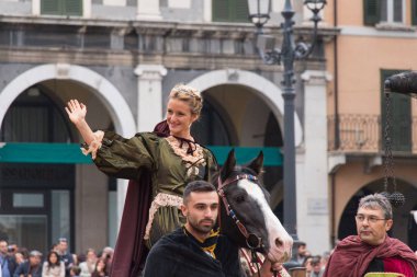 Geleneksel geçit töreninde Caterina Cornaro festivaller şehre, Brescia, Lombardiya, İtalya Ortaçağ Festivali geliyor.